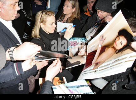 Rachel McAdams wieder in ihr Hotel gemobbt von Fans für ein Autogramm London, England - 10.01.11 Stockfoto