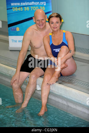 Gail Porter und Olympiasieger Duncan Goodhew die Einführung des Swimathon 2011 - die weltweit größte Fundraising Schwimmen am Marshall Street Leisure Centre London, England - 11.01.11 Kredit obligatorisch: Zak Hussein/WENN.com Stockfoto