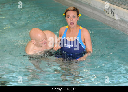 Gail Porter und Olympiasieger Duncan Goodhew die Einführung des Swimathon 2011 - die weltweit größte Fundraising Schwimmen am Marshall Street Leisure Centre London, England - 11.01.11 Kredit obligatorisch: Zak Hussein/WENN.com Stockfoto