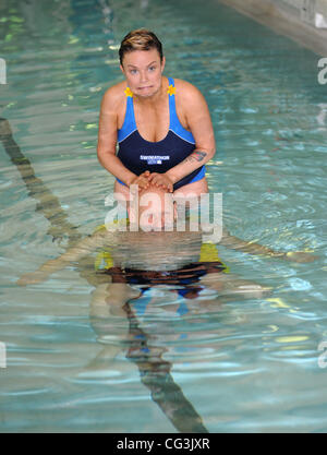 Gail Porter und Olympiasieger Duncan Goodhew die Einführung des Swimathon 2011 - die weltweit größte Fundraising Schwimmen am Marshall Street Leisure Centre London, England - 11.01.11 Kredit obligatorisch: Zak Hussein/WENN.com Stockfoto