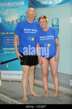 Gail Porter und Olympiasieger Duncan Goodhew die Einführung des Swimathon 2011 - die weltweit größte Fundraising Schwimmen am Marshall Street Leisure Centre London, England - 11.01.11 Kredit obligatorisch: Zak Hussein/WENN.com Stockfoto