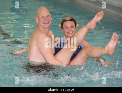 Gail Porter und Olympiasieger Duncan Goodhew die Einführung des Swimathon 2011 - die weltweit größte Fundraising Schwimmen am Marshall Street Leisure Centre London, England - 11.01.11 Kredit obligatorisch: Zak Hussein/WENN.com Stockfoto