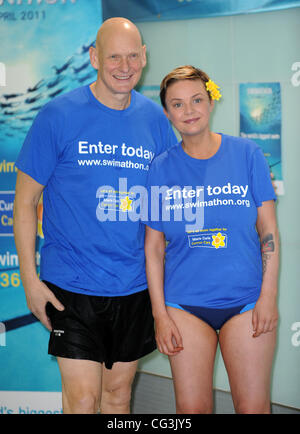 Gail Porter und Olympiasieger Duncan Goodhew die Einführung des Swimathon 2011 - die weltweit größte Fundraising Schwimmen am Marshall Street Leisure Centre London, England - 11.01.11 Kredit obligatorisch: Zak Hussein/WENN.com Stockfoto