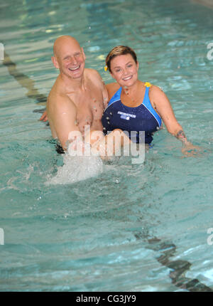 Gail Porter und Olympiasieger Duncan Goodhew die Einführung des Swimathon 2011 - die weltweit größte Fundraising Schwimmen am Marshall Street Leisure Centre London, England - 11.01.11 Kredit obligatorisch: Zak Hussein/WENN.com Stockfoto