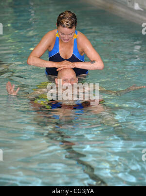 Gail Porter und Olympiasieger Duncan Goodhew die Einführung des Swimathon 2011 - die weltweit größte Fundraising Schwimmen am Marshall Street Leisure Centre London, England - 11.01.11 Kredit obligatorisch: Zak Hussein/WENN.com Stockfoto