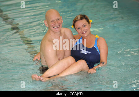 Gail Porter und Olympiasieger Duncan Goodhew die Einführung des Swimathon 2011 - die weltweit größte Fundraising Schwimmen am Marshall Street Leisure Centre London, England - 11.01.11 Kredit obligatorisch: Zak Hussein/WENN.com Stockfoto