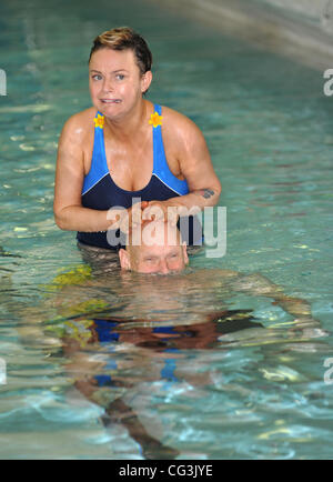 Gail Porter und Olympiasieger Duncan Goodhew die Einführung des Swimathon 2011 - die weltweit größte Fundraising Schwimmen am Marshall Street Leisure Centre London, England - 11.01.11 Kredit obligatorisch: Zak Hussein/WENN.com Stockfoto