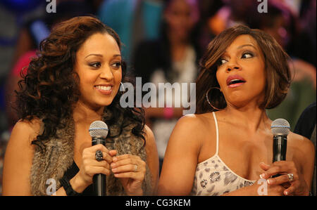 Tia Mowry, Wendy Raquel Robinson BET 106 und PARK präsentieren die Besetzung von The Game in den Studios der Wette. New York City, USA - 11.01.11 Stockfoto