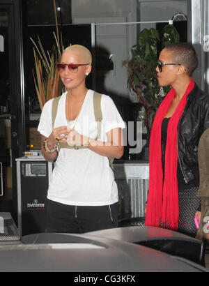 Amber Rose und ihre Schwester Theany Blick auf individuelle Autos bei Platinum Motorsports in Hollywood. Los Angeles, Kalifornien - 11.01.11 Stockfoto