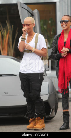 Amber Rose und ihre Schwester Theany Blick auf individuelle Autos bei Platinum Motorsports in Hollywood. Los Angeles, Kalifornien - 11.01.11 Stockfoto