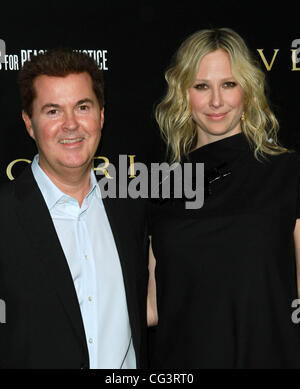 Simon Fuller und Natalie Swanston Bvlgari private Veranstaltung zu Ehren Simon Fuller und Paul Haggis zugunsten von Save The Children und Künstler für Frieden und Gerechtigkeit - Red Carpet Ankünfte Beverly Hills, Kalifornien - 13.01.11 Stockfoto