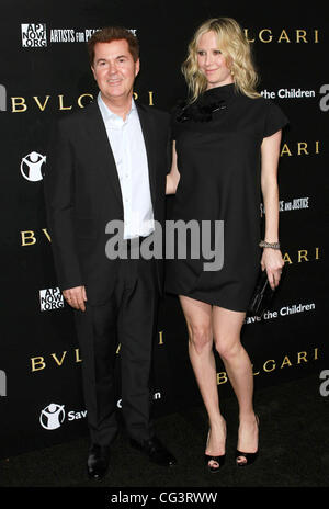 Simon Fuller und Natalie Swanston Bvlgari private Veranstaltung zu Ehren Simon Fuller und Paul Haggis zugunsten von Save The Children und Künstler für Frieden und Gerechtigkeit - Red Carpet Ankünfte Beverly Hills, Kalifornien - 13.01.11 Stockfoto