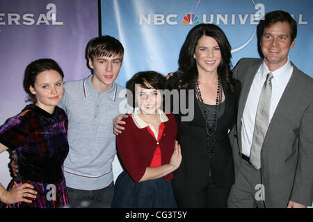 Sarah Ramos, Miles Heizer, Mae Whitman, Lauren Graham und Peter Krause NBC Universal 2011 Winter TCA Press Tour All-Star Party abgehaltenen an das Langham Huntington Hotel Pasadena, Kalifornien - 13.01.11 Stockfoto