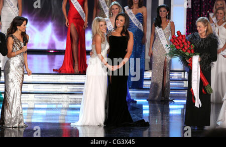 Brooke Burke, Miss Nebraska Teresa Scanlan, Miss Arkansas Alyse Eady und Miss America 1971 Phyllis George die 2011 Miss America Pageant an das Theater of Performing Arts in das Planet Hollywood Resort &amp; Casino Las Vegas, Nevada - 15.01.11 Stockfoto