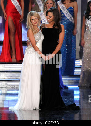 Verpassen Sie Nebraska Teresa Scanlan und Miss Arkansas Alyse Eady 2011 Miss America Pageant an das Theater of Performing Arts in das Planet Hollywood Resort &amp; Casino Las Vegas, Nevada - 15.01.11 Stockfoto