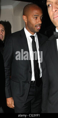 Thierry Henry, der Football Writers' Association Awards im Savoy Hotel zu verlassen. London, England - 16.01.11 Stockfoto