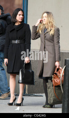 Olivia Munn und Sarah Jessica Parker auf dem Film set von 'Ich weiß nicht, wie sie es tut' New York City, USA - 17.01.11 Stockfoto