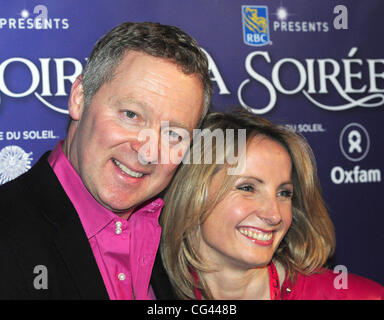 Komiker Rory Bremner und seine Frau Tessa Campbell Fraser Sondervorstellung des Cirque Du Soleil in der Royal Albert Hall. London, England - 20.01.11 Stockfoto