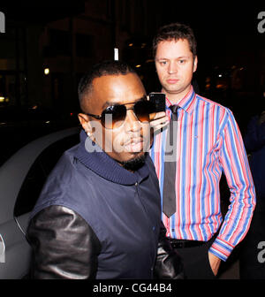 P. Diddy (richtiger Name Sean Combs) macht seinen Weg in Pigalle Club in London durch die Hintertür für die Launch-Party für Sean "P.Diddy" Combs und seine Band Diddy Dirty Money neue single 'Coming Home' Album "Letzte Train To Paris" London, England - 20.01.11 Stockfoto