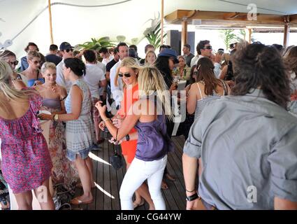 Chelsy Davy besucht eine Swimmingpool-Party veranstaltet von südafrikanischen Website '2Oceansvibe' im Cape Royal Hotel. Die Ex-Freundin von Prinz Harry feierten angeblich bis 07:00 mit Freunden. Cape Town, South Africa - 21.01.11 Stockfoto