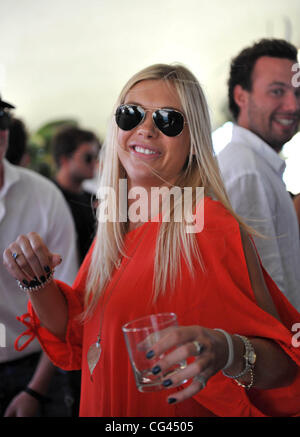 Chelsy Davy besucht eine Swimmingpool-Party veranstaltet von südafrikanischen Website '2Oceansvibe' im Cape Royal Hotel. Die Ex-Freundin von Prinz Harry feierten angeblich bis 07:00 mit Freunden. Cape Town, South Africa - 21.01.11 Stockfoto