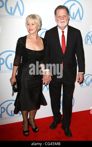 Dame Helen Mirren und ihr Ehemann Taylor Hackford statt 22. jährliche Hersteller Guild (PGA) Awards im Beverly Hilton Hotel - Ankunft Los Angeles, Kalifornien - 22.01.11 Stockfoto