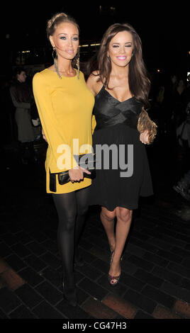 Lauren Pope und Maria Fowler "Priscilla Parteien - starten" am Palace Theatre London, England - 24.01.11 Stockfoto