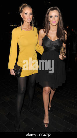 Lauren Pope und Maria Fowler "Priscilla Parteien - starten" am Palace Theatre London, England - 24.01.11 Stockfoto