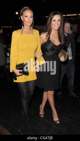 Lauren Pope und Maria Fowler "Priscilla Parteien - starten" am Palace Theatre London, England - 24.01.11 Stockfoto