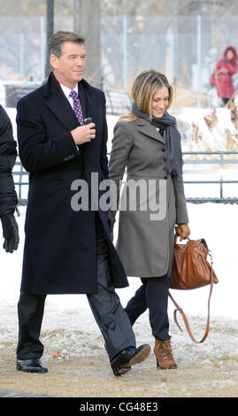 Sarah Jessica Parker und Pierce Brosnan am Set des Films "Ich Don't wissen, wie sie tut es" New York City, USA - 25.01.11 Stockfoto