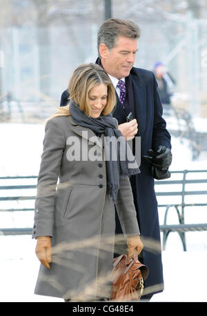 Sarah Jessica Parker und Pierce Brosnan am Set des Films "Ich Don't wissen, wie sie tut es" New York City, USA - 25.01.11 Stockfoto