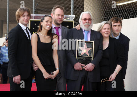 Angus Sutherland mit Datum, Roeg Sutherland, Donald Sutherland, Rachel Sutherland Rossif Sutherland als Donald Sutherland erhält den 2,430th Stern auf dem Hollywood Walk of Fame. Los Angeles, Kalifornien - 26.01.11 Stockfoto