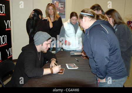 American Idol Gewinner Lee DeWyze Unplugged Konzert in einem örtlichen Einkaufszentrum. Fresno, Kalifornien - 27.01.11 Stockfoto