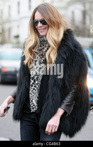 Elle Macpherson nach dem Ablegen ihrer Kinder an der Schule in London, England - 28.01.11 Stockfoto