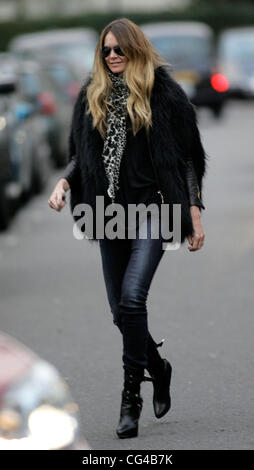 Elle Macpherson nach dem Ablegen ihrer Kinder an der Schule in London, England - 28.01.11 Stockfoto