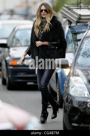 Elle Macpherson nach dem Ablegen ihrer Kinder an der Schule in London, England - 28.01.11 Stockfoto