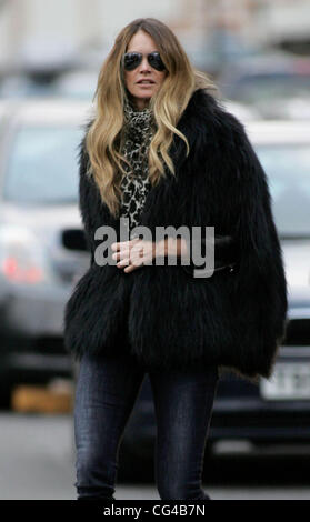 Elle Macpherson nach dem Ablegen ihrer Kinder an der Schule in London, England - 28.01.11 Stockfoto