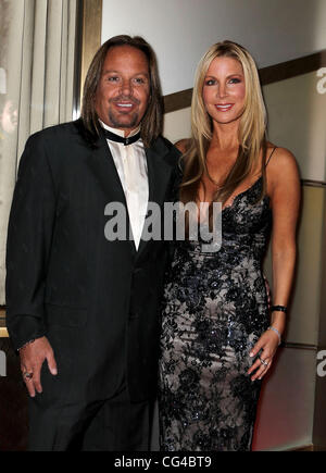 Vince Neil und Alicia Jacobs Nevada Ballet Theater Woman of The Year, Priscilla Presley, geehrt, an der schwarz-weiß-Ball im Aria und Cartier an Kristallen Las Vegas, Nevada - 29.01.11 Stockfoto