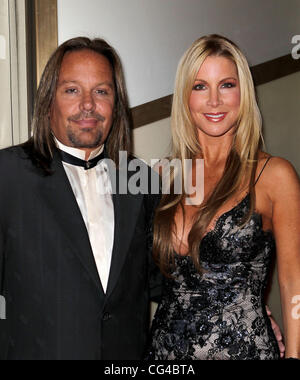 Vince Neil und Alicia Jacobs Nevada Ballet Theater Woman of The Year, Priscilla Presley, geehrt, an der schwarz-weiß-Ball im Aria und Cartier an Kristallen Las Vegas, Nevada - 29.01.11 Stockfoto