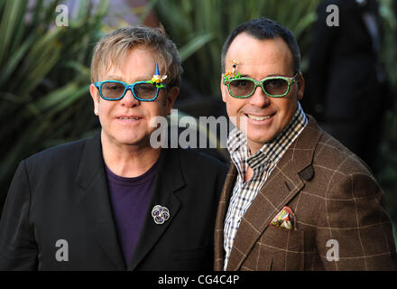 Sir Elton John, David liefern Gnomeo und Julia - UK Film-Premiere im Odeon Leicester Square statt - Ankunft. London, England - 30.01.11 Stockfoto