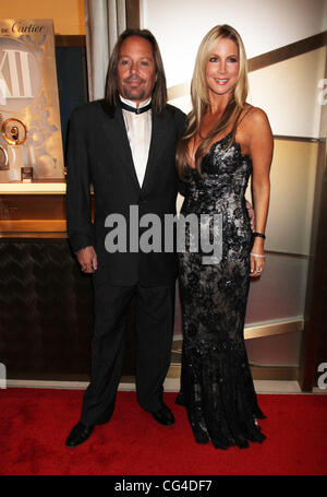 Vince Neil und Alicia Jacobs Nevada Ballet Theater Woman of The Year, Priscilla Presley, geehrt, an der schwarz-weiß-Ball im Aria und Cartier an Kristallen Las Vegas, Nevada - 29.01.11 Stockfoto