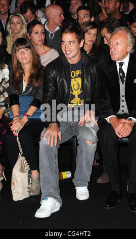 Danny Cipriani London Fashion Week Frühjahr/Sommer 2011 - Issa - Front Row London, England - 21.09.10 Stockfoto