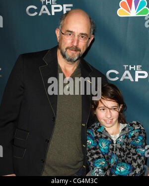 Richard Schiff und Tochter Ruby Schiff Premiere Party für "The Cape" Held in The Music Box Theatre Hollywood, Kalifornien - 04.01.11 Stockfoto