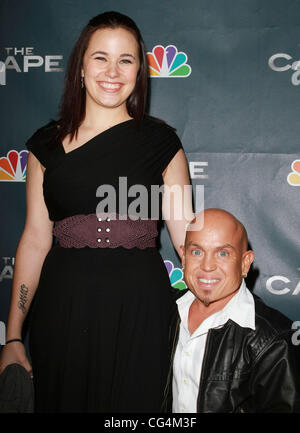 Martin Klebba und Verlobte Premierenparty für "The Cape" statt, an der Music Box Theatre Hollywood, California - 04.01.11 Stockfoto