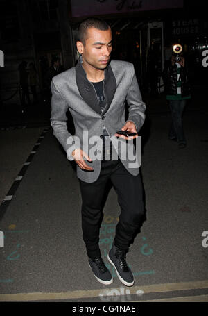 Ashley Cole Ausscheiden aus dem Le Pigalle-Verein nach dem Launch party für Sean "P.Diddy" Combs und seine Band Diddy Dirty Money neue single "Coming Home" und Album 'Last Train zu Paris' London, England - 20.01.11 Stockfoto