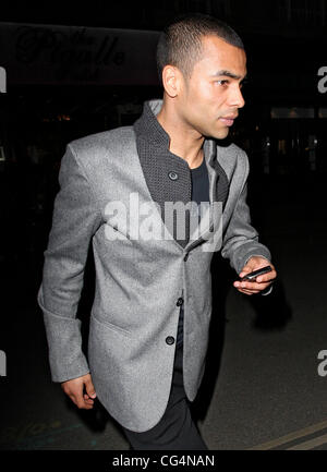 Ashley Cole Ausscheiden aus dem Le Pigalle-Verein nach dem Launch party für Sean "P.Diddy" Combs und seine Band Diddy Dirty Money neue single "Coming Home" und Album 'Last Train zu Paris' London, England - 20.01.11 Stockfoto