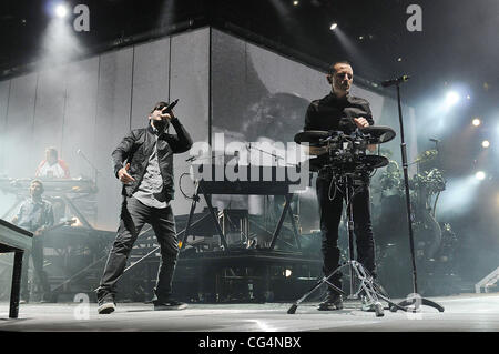 Mike Shinoda und Chester Bennington von Linkin Park durchführen während "Tausend Sonnen" World Tour an der Bank Atlantic Center. Sunrise, Florida - 20.01.11, Stockfoto