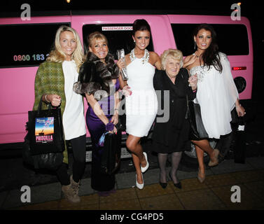 Lydia Bright, Gast, Lucy Meck, Nana Pat und Jessica Wright "Priscilla Parteien - starten" am Palace Theatre London, England - 24.01.11 Stockfoto