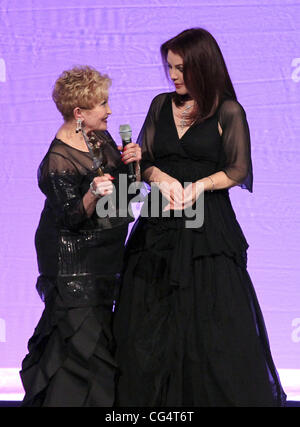 Nancy Houssels und Priscilla Presley The Nevada Ballet Theater präsentiert Priscilla Presley als ihre Woman Of The Year in schwarz / weiß Ball Las Vegas, Nevada - 29.01.11 Stockfoto