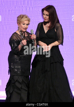 Nancy Houssels und Priscilla Presley The Nevada Ballet Theater präsentiert Priscilla Presley als ihre Woman Of The Year in schwarz / weiß Ball Las Vegas, Nevada - 29.01.11 Stockfoto